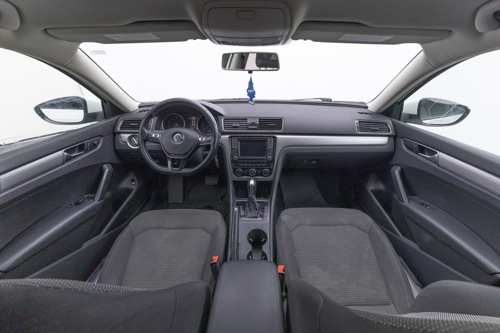 VOLKSWAGEN Passat 2018 - 9